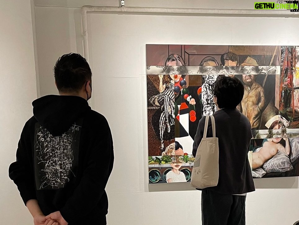 Soushi Sakiyama Instagram - 星山耕太郎さん @kotarohoshiyama の個展、『COMEDY』PART2: に伺ってきました。 実際に目にする、星山さんの絵。その迫力、質感、息遣いを感じながら、眺めれば眺めるほど更に圧倒され、私はあっという間に言葉を失っていました。 FTTCのジャケット作品にも久々に対面できました。また、星山さん本人ともお会いし、作品のテーマなど聞かせて頂けたり、お話ができて、なんとも有難く大切な時間でした。。