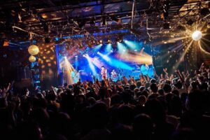 Soushi Sakiyama Instagram - 『3rd Album Release Tour-#燈火-』渋谷クラブクアトロありがとうございました、！！

パンパンの会場で、皆さんと白熱したライブでした。🔥🚀🪐東京の皆さん、また恵比寿ガーデンホールでお会いしましょう！

次回はツアーファイナル名古屋クラブクアトロ！お待ちしています。崎山

大好きなバンドメンバーの皆さん↓🙏🤝🤝
@morimasa55 
@koresuke 
@amrc_zariga2 

photo by KEIKO TANABE @keecoroma 

4枚目 by かおるくん