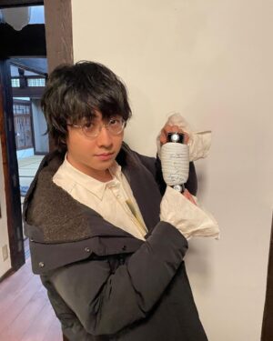 Soushi Sakiyama Instagram - 「燈」MVの総視聴回数が500万回を超えました。たくさんのご視聴、本当にありがとうございます…。
　#呪術廻戦、「燈」を通して知ってくださった皆さま、8/9にはアルバムもリリースされましたので、もしよろしければ聴いてみてください!

大変暑く、台風も心配される中ですね。どうかご自愛くださいませ🙏🏻