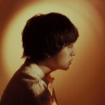 Soushi Sakiyama Instagram – 「燈」MVが公開されています。改めて、呪術廻戦を通して作ることのできた、自分にとっても特異な楽曲となりました。
MV監督は、前回に引き続き、Akari Eda @a_edak さんです。撮影を終え、初めてこのMVをみた時、この曲がまっすぐと、また、更に拡張して聴こえるようにつくってくださったと感じ、深く感銘を受けました。関わってくださったすべての皆さまに感謝しています。
呪術廻戦という作品と共に、愛される楽曲となるよう願っています。どうぞよろしくお願いします。

@a_edak 
@ryosukesato98 
@asami_nemoto 
@_kie_fujii_ 
@y___o___r___u 
@yamaguchiyosuke
