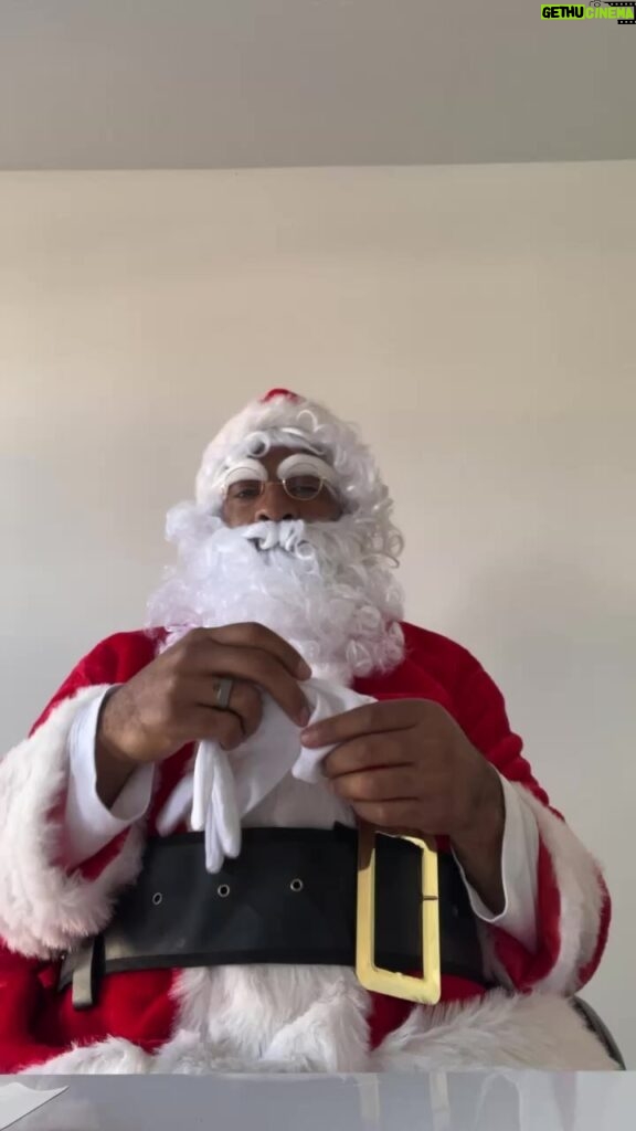Spencer Paysinger Instagram - Santa on Slauson!!! @post21shop @findyourhilltop come thru today 10am-1pm at Hilltop for photos with Santa!