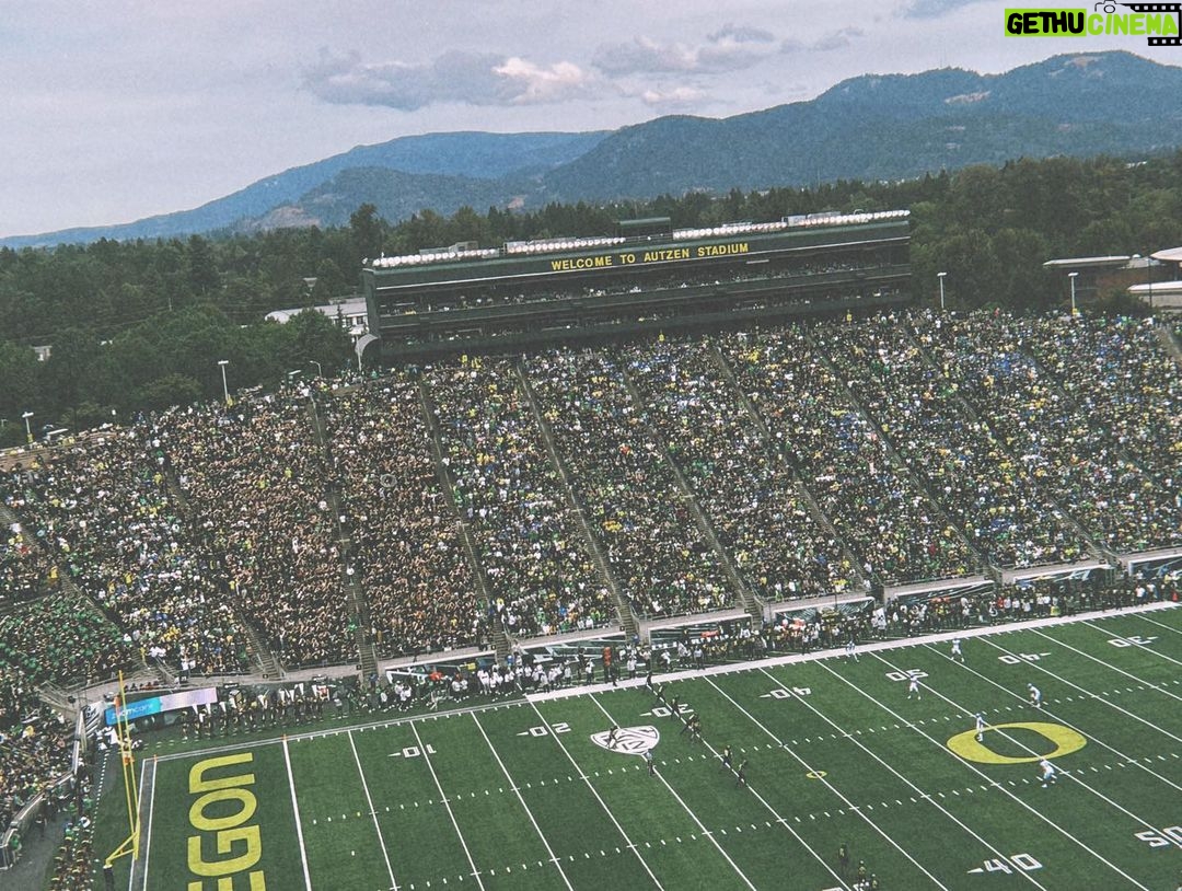 Spencer Paysinger Instagram - Baby’s first trip to Oregon