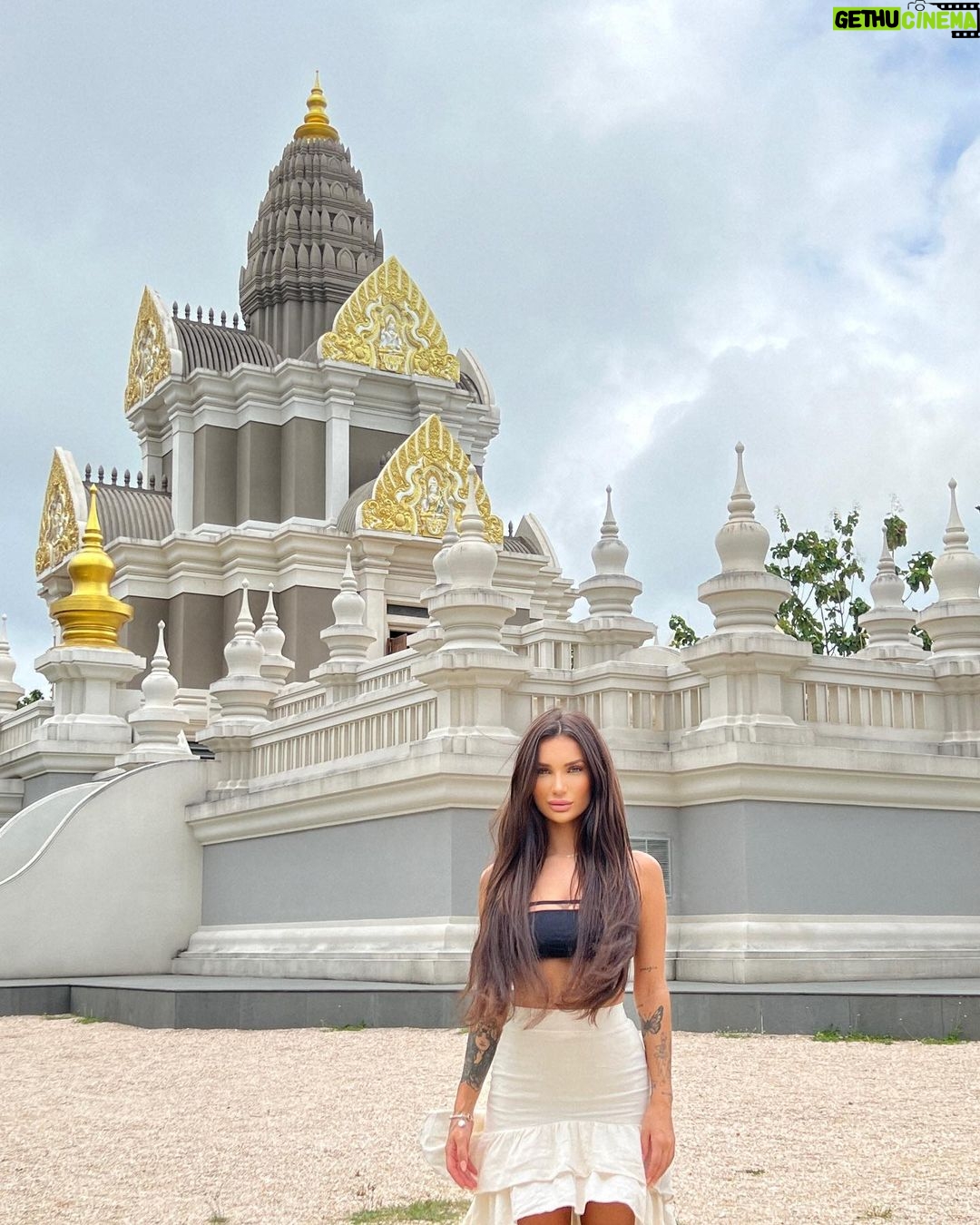 Stéfani Bays Instagram - Nessa sequência 3 dos templos que pude conhecer, incluindo o BIG BUDA 🙏🏼🙏🏼 Thailand