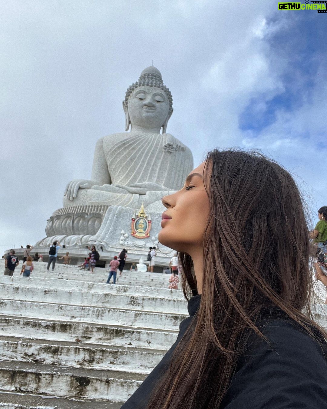 Stéfani Bays Instagram - Nessa sequência 3 dos templos que pude conhecer, incluindo o BIG BUDA 🙏🏼🙏🏼 Thailand