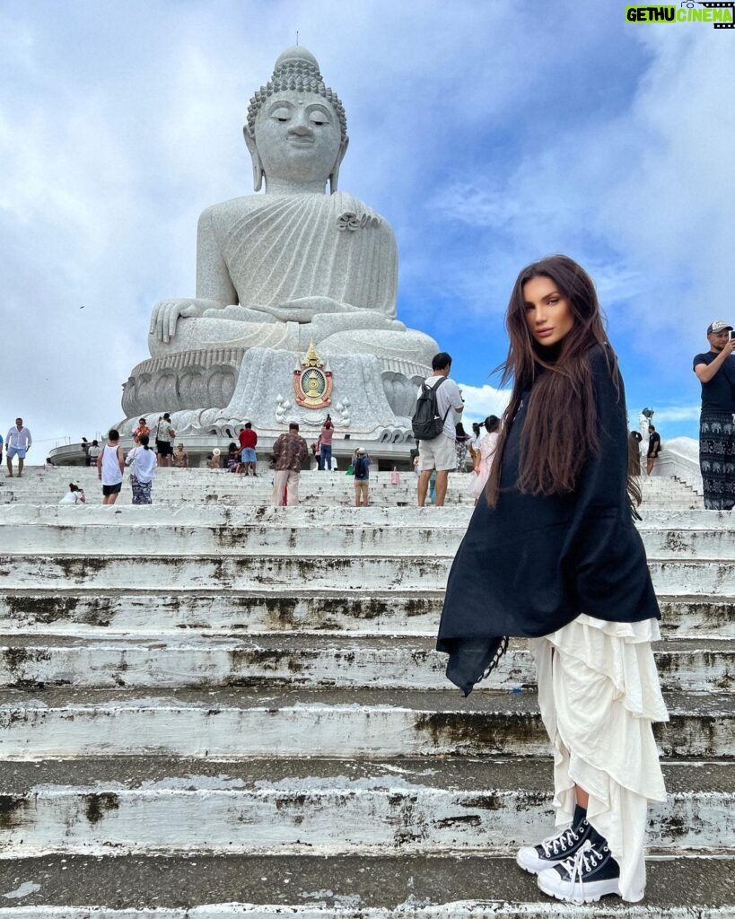 Stéfani Bays Instagram - Nessa sequência 3 dos templos que pude conhecer, incluindo o BIG BUDA 🙏🏼🙏🏼 Thailand