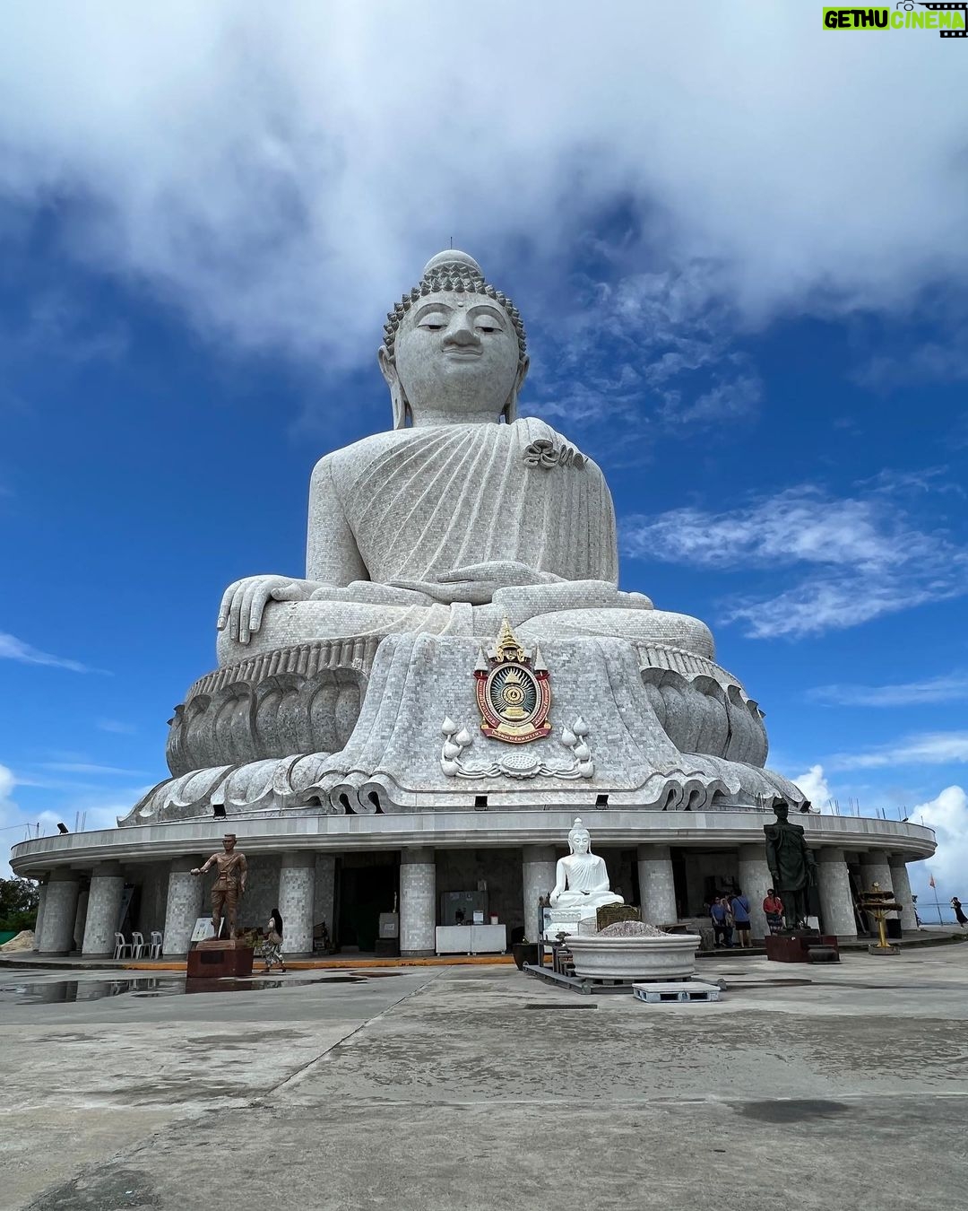 Stéfani Bays Instagram - Nessa sequência 3 dos templos que pude conhecer, incluindo o BIG BUDA 🙏🏼🙏🏼 Thailand