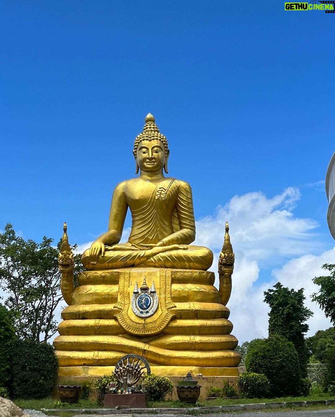 Stéfani Bays Instagram - Nessa sequência 3 dos templos que pude conhecer, incluindo o BIG BUDA 🙏🏼🙏🏼 Thailand