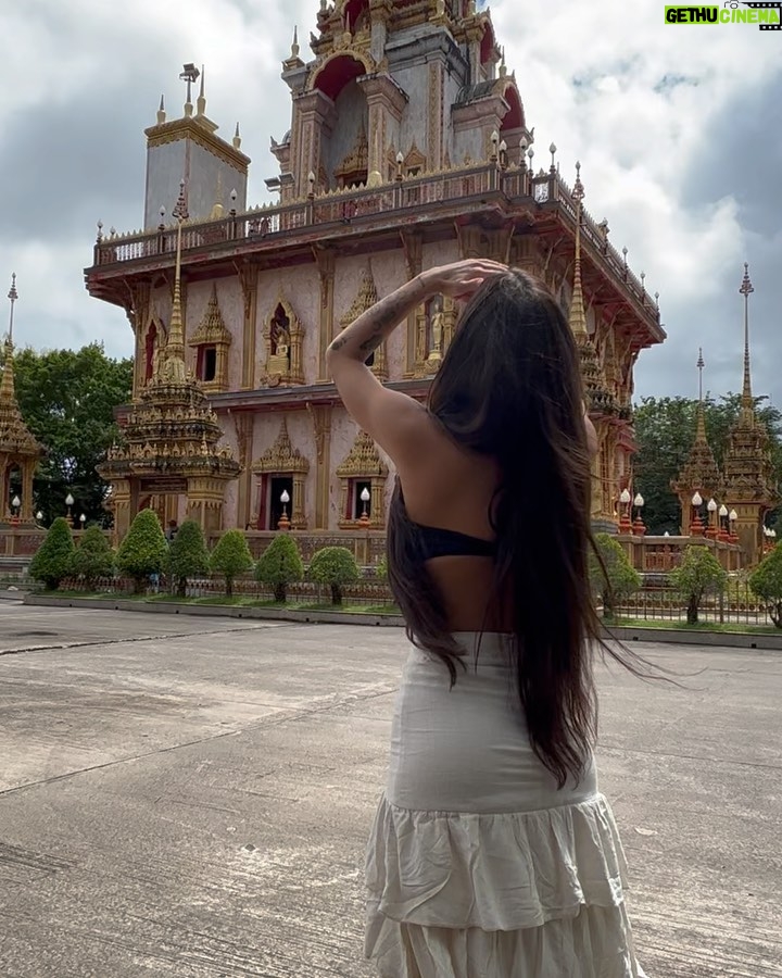 Stéfani Bays Instagram - Nessa sequência 3 dos templos que pude conhecer, incluindo o BIG BUDA 🙏🏼🙏🏼 Thailand