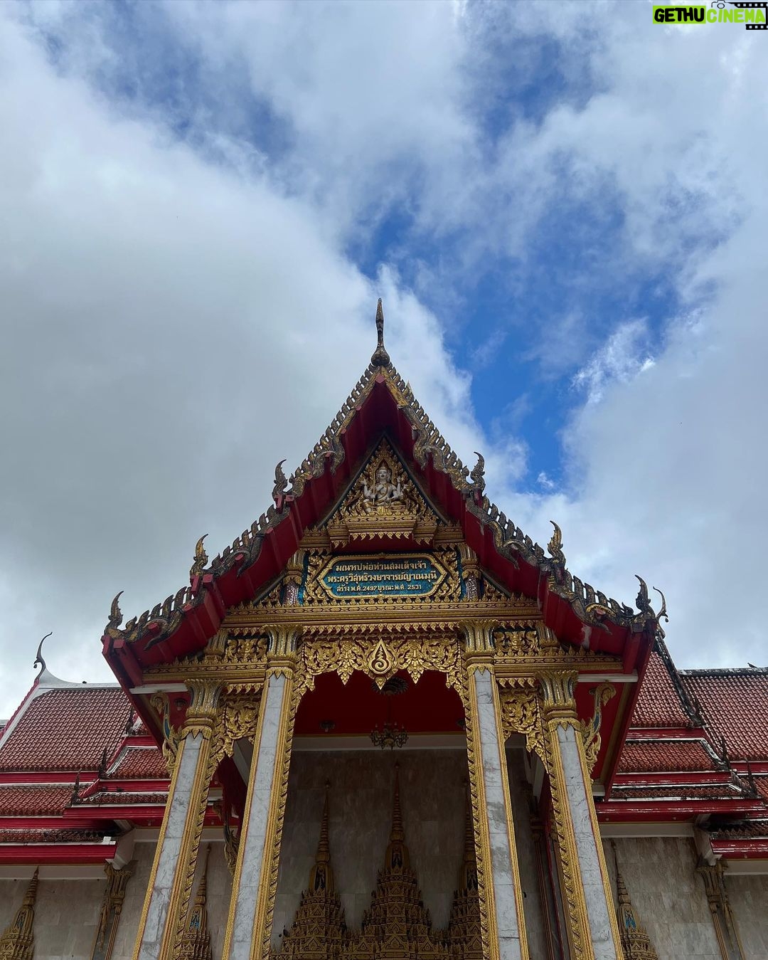 Stéfani Bays Instagram - Nessa sequência 3 dos templos que pude conhecer, incluindo o BIG BUDA 🙏🏼🙏🏼 Thailand