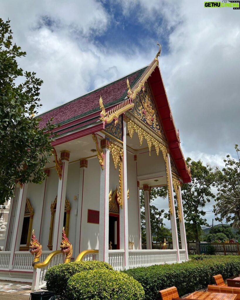 Stéfani Bays Instagram - Nessa sequência 3 dos templos que pude conhecer, incluindo o BIG BUDA 🙏🏼🙏🏼 Thailand
