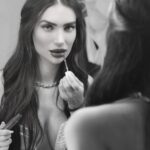 Stéfani Bays Instagram – “Se você um dia se sentir sozinha lembre-se  que estou sempre paralelamente do outro lado.” 🪞 💛

📸 @fernandalazzarottofoto 
💄 @cilongabriel Porto Alegre