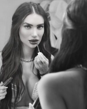 Stéfani Bays Instagram - “Se você um dia se sentir sozinha lembre-se  que estou sempre paralelamente do outro lado.” 🪞 💛

📸 @fernandalazzarottofoto 
💄 @cilongabriel