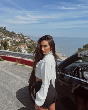 Stéfani Bays Instagram - The sky’s more blue in Malibu 🦋