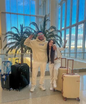 Stéfani Bays Instagram - WELCOME ORLANDO 🇺🇸✈️

Aqui será nos próximos dias juntos com a @roteirovip que organizou toda nossa viagem! Acompanhem tudo pelos nossos stories 🫶🏼 

@roteirovip / @instagramdorodrigo