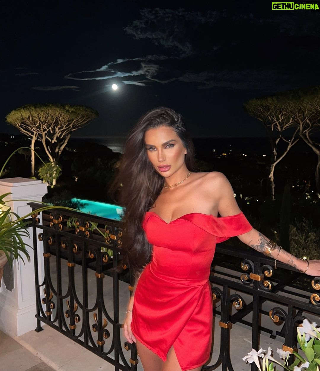 Stéfani Bays Instagram - #tbt eu a lua e um vestido vermelho. ♥️ 💃🏻 França, Europa