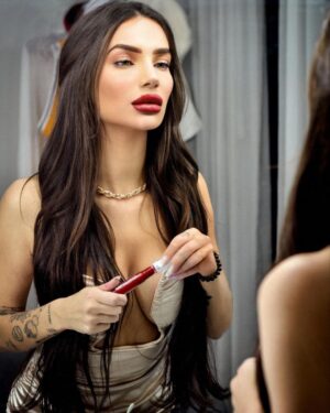 Stéfani Bays Instagram - “Se você um dia se sentir sozinha lembre-se  que estou sempre paralelamente do outro lado.” 🪞 💛

📸 @fernandalazzarottofoto 
💄 @cilongabriel