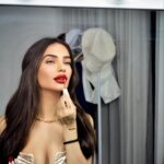 Stéfani Bays Instagram – “Se você um dia se sentir sozinha lembre-se  que estou sempre paralelamente do outro lado.” 🪞 💛

📸 @fernandalazzarottofoto 
💄 @cilongabriel Porto Alegre