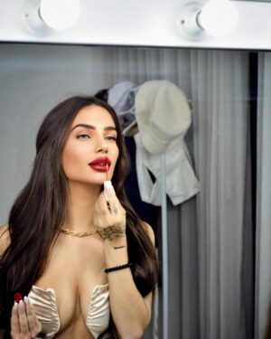 Stéfani Bays Instagram - “Se você um dia se sentir sozinha lembre-se  que estou sempre paralelamente do outro lado.” 🪞 💛

📸 @fernandalazzarottofoto 
💄 @cilongabriel