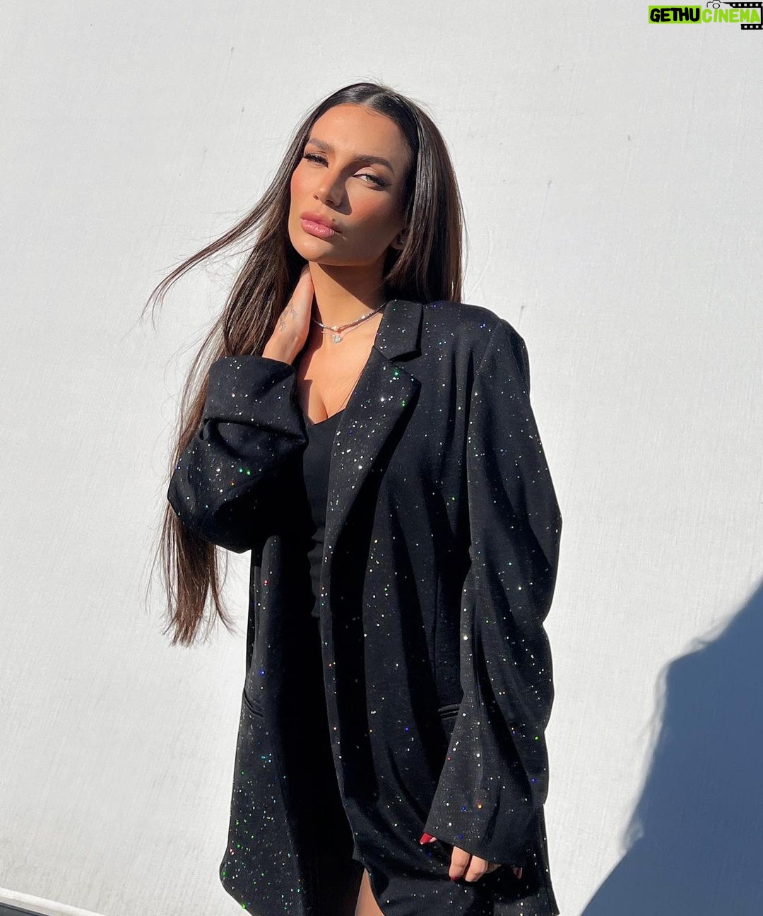 Stéfani Bays Instagram - Aquele blazer Oversize nesse friozinho não tem erro. 🫰🏼 Jurerê Internacional