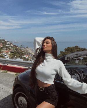 Stéfani Bays Instagram - The sky’s more blue in Malibu 🦋