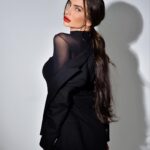 Stéfani Bays Instagram – O que vocês levariam dentro dessa bolsa? 👛