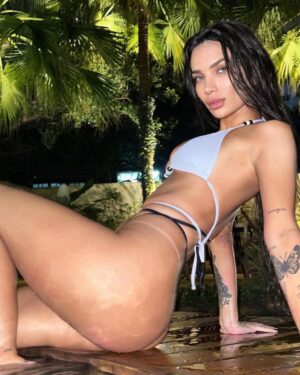 Stéfani Bays Instagram - “hoje eu me perguntei o que é que tem por trás desses seus olhos verdes” 👀💚