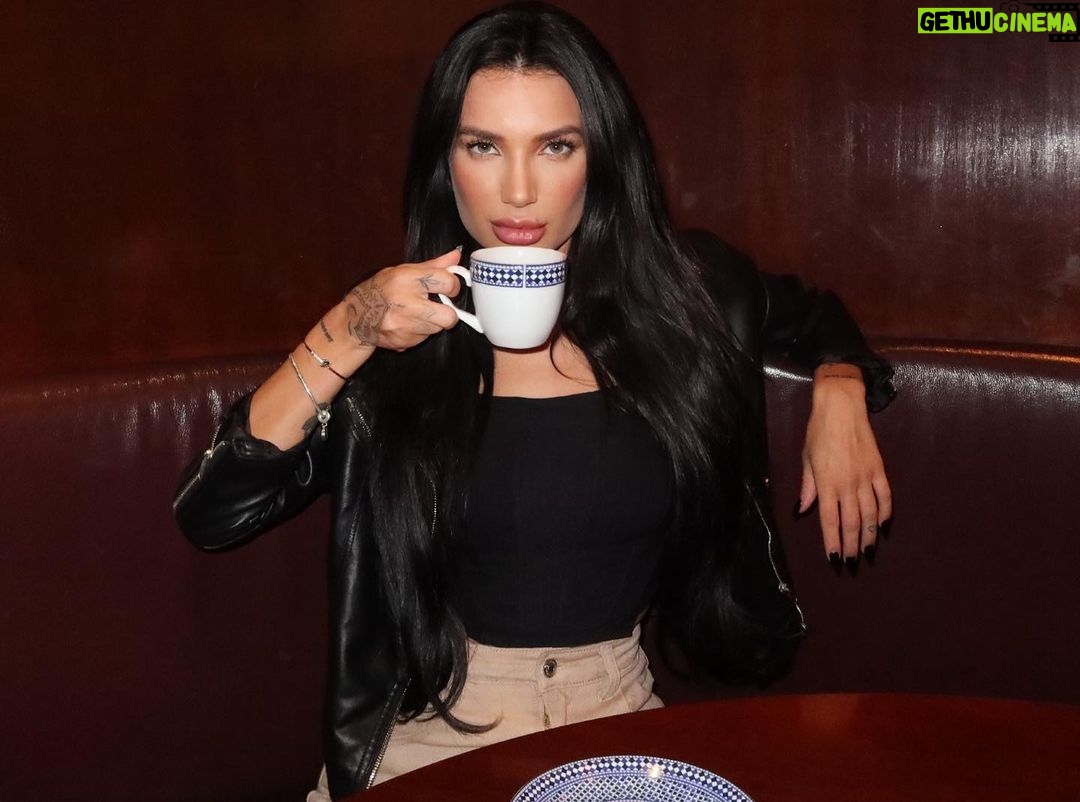 Stéfani Bays Instagram - aceita uma xícara de chá? ☕️😏 São Paulo, Brazil