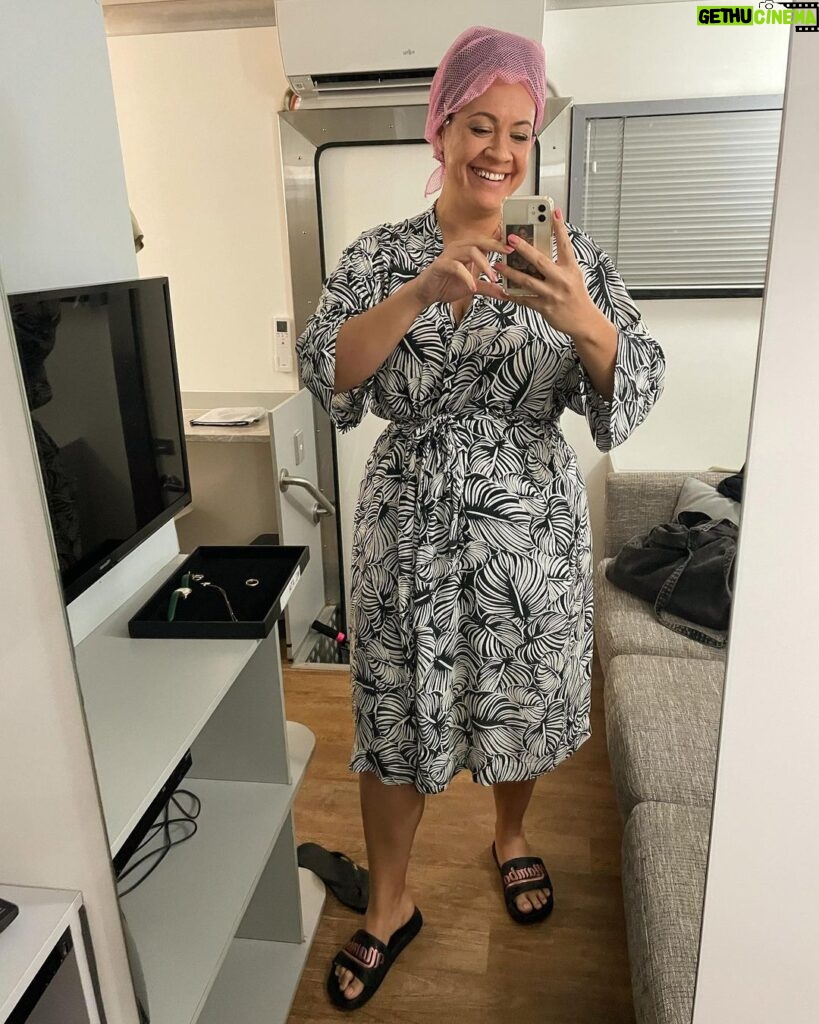 Stacey Leilua Instagram - Some days you’re awake from 4am and then you get to work 🎬 and get ready and stumble around getting breakfast 🥓☕ and it’s not till you see a mirror you remember what you look like 😂🥱 #itsalewkhenny #hairnetdressinggownslidecombo 💕 Village Roadshow Studios