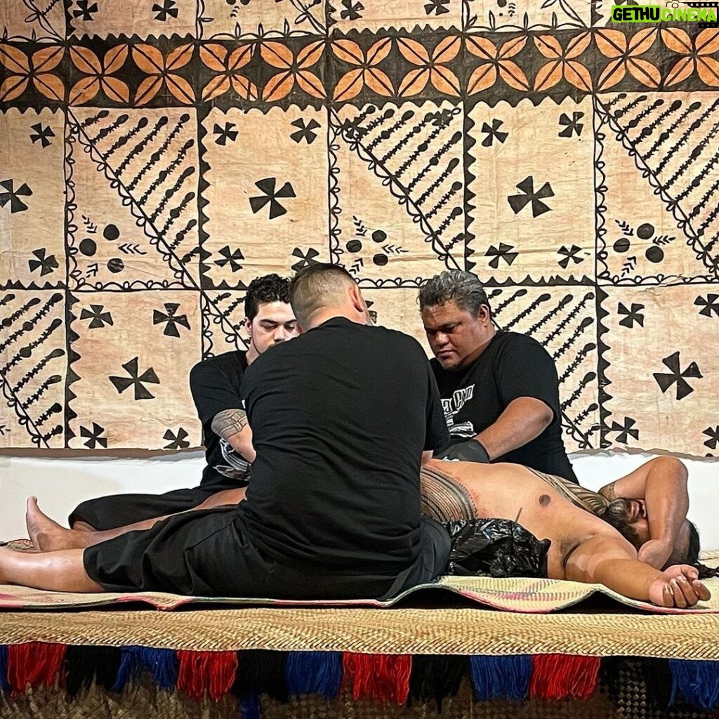 Stacey Leilua Instagram - Feeding my soul. Fa’afetai tele lava @promise_suluape for a day of Talanoa about Tatau, the Suluape Aiga, and of course, Young Rock and the Maivia Aiga. All precious gifts of knowledge that will add to my memories of being here in the Gold Coast at this time and strengthening my connection to home while I’m physically so far away from it. Deeply appreciated, as well as the very important sharing of food and inevitable hyena cackling 😂 I love our people so much ❤️🇼🇸🙌🏽 Home of the Arts
