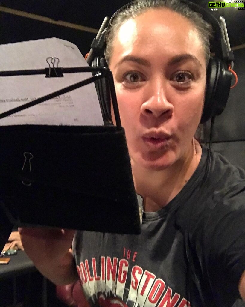 Stacey Leilua Instagram - (No, we’re not recording the remix to GLORIA) 😂 lovely to be back in the studio today doing some voiceover mahi with @bigmouthvoices 🙌🏽🎙💕 Auckland, New Zealand