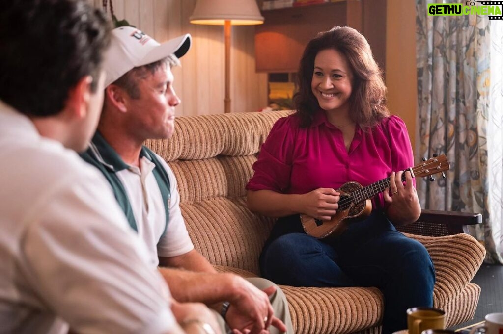 Stacey Leilua Instagram - “Ya Mama been singing Creedence for an hour!” 🤣🤣🤣 thank goodness for EVERYONE in the room that wasn’t true 🤪 this scene was a lot of fun 🥰🙌🏽🎶 The first season of #YoungRock is available to watch on @peacocktv get into it! @nbc @nbcyoungrock ❤🌺💪🏽📺