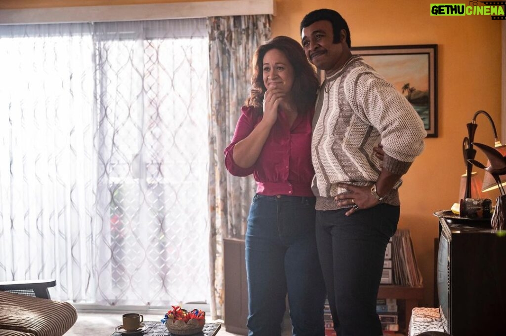Stacey Leilua Instagram - “Ya Mama been singing Creedence for an hour!” 🤣🤣🤣 thank goodness for EVERYONE in the room that wasn’t true 🤪 this scene was a lot of fun 🥰🙌🏽🎶 The first season of #YoungRock is available to watch on @peacocktv get into it! @nbc @nbcyoungrock ❤🌺💪🏽📺