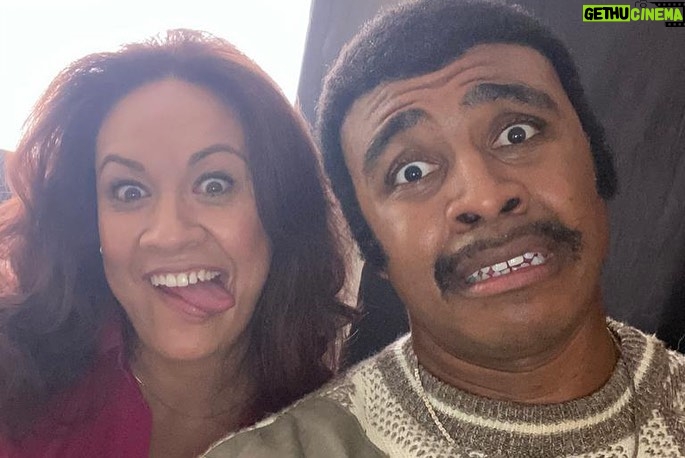 Stacey Leilua Instagram - “Ya Mama been singing Creedence for an hour!” 🤣🤣🤣 thank goodness for EVERYONE in the room that wasn’t true 🤪 this scene was a lot of fun 🥰🙌🏽🎶 The first season of #YoungRock is available to watch on @peacocktv get into it! @nbc @nbcyoungrock ❤️🌺💪🏽📺