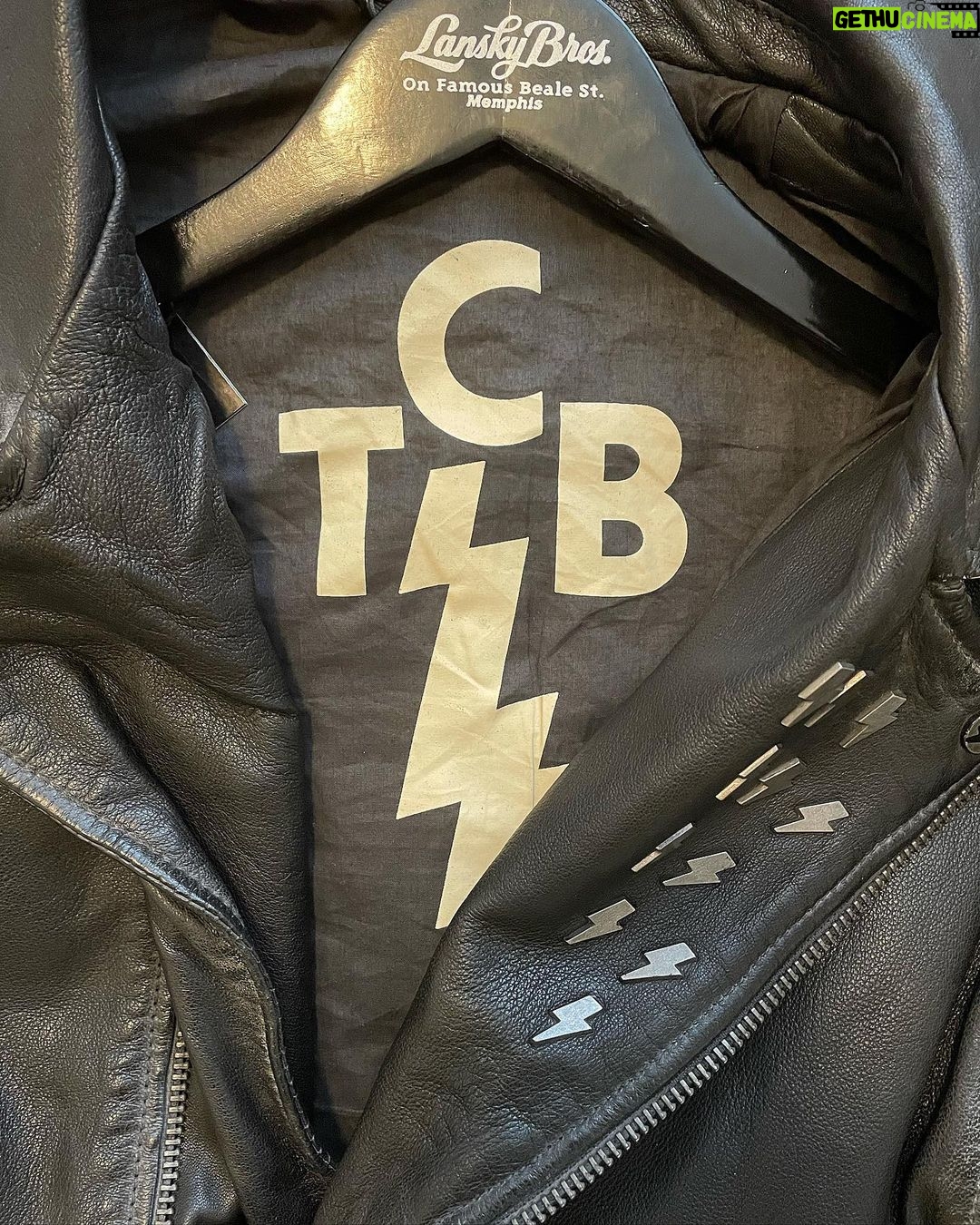 Stacey Leilua Instagram - Had to take care of business! Thank you to the legendary Hal Lansky at @lanskybros for spending some time with us today and signing a copy of your book for King Richard! 😂 More precious memories being made in Memphis 🥰🎸🎼⚡️#TCB Lansky Clothier To The King