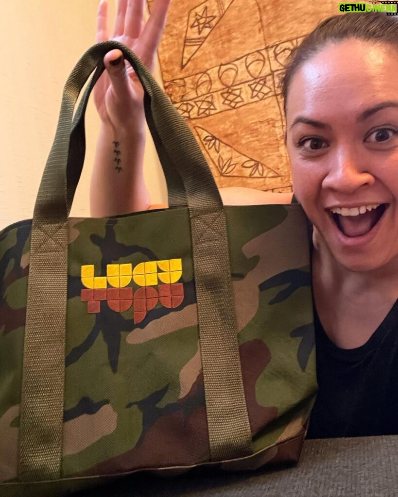 Stacey Leilua Instagram - I’ve got my @lucytupustudio tote bag!! Have you got yours? 😎 Until I can decide on where and how I can put one of Lucy’s designer rugs in my home.. (so many gorgeous options, I want everything) for now I’m VERY happy to be acquiring her badass camo tote 🥰 Web link in Lucy’s bio to buy / admire / drool over all her stunning work 😍🤤 further proof that Samoan Creatives are on another level 😉🇼🇸🌺✊🏽 #pasifika #samoan #womensupportingwomen #womeninbusiness #newyork #newzealand #lucytupu #lucytupudesign #lucytupustudio #camotote