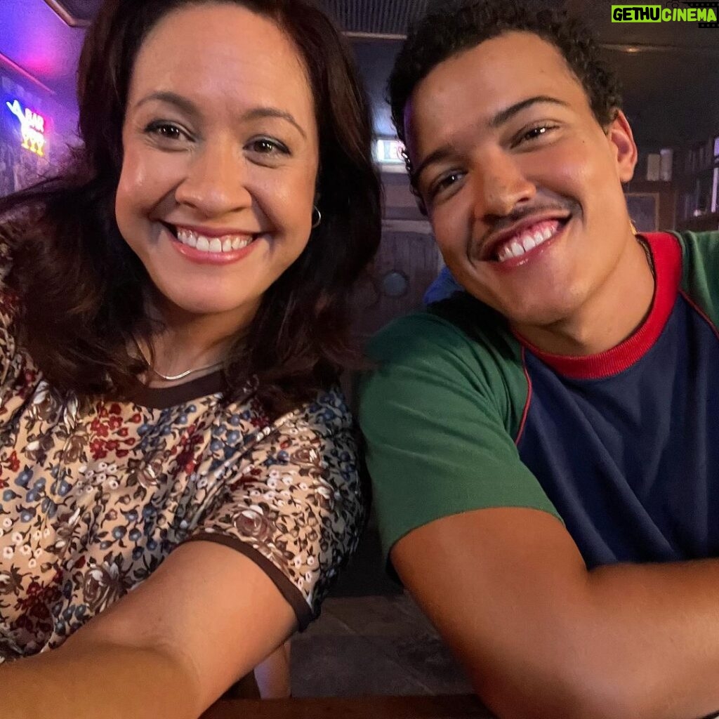 Stacey Leilua Instagram - It’s always a joy being around the wonderful @bradleyconstant (AKA my middle child 😂) and our Mother / Son honest conversation moments in #YoungRock are some of my fave scenes ❤️ I hope you’ve caught up on the latest episode by now, “An Understanding”. It’s a goodie 🥰🙌🏽📺🌺 @nbc Nashville, Tennessee