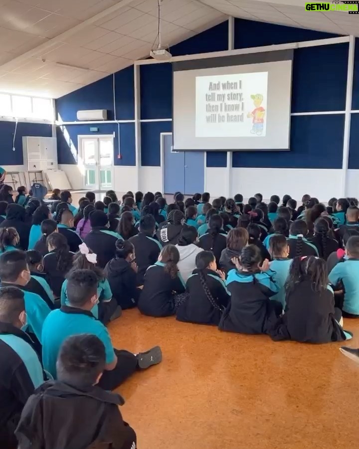 Stacey Leilua Instagram - Thanks for having me at your cool school today #RoberstonRoadSchool! You made me feel so welcome for my very first ever @duffybooks Role Model Assembly 🥰 Fa’afetai tele lava xx never forget it’s cool to read and it’s REALLY cool to be a brown kid from South Auckland (just like me) Alofa atu xx 📚🐛 #RobertsonRoadSchool #duffybooksinhomes #duffybooksinschools #Mangere #SouthAuckland 🌺