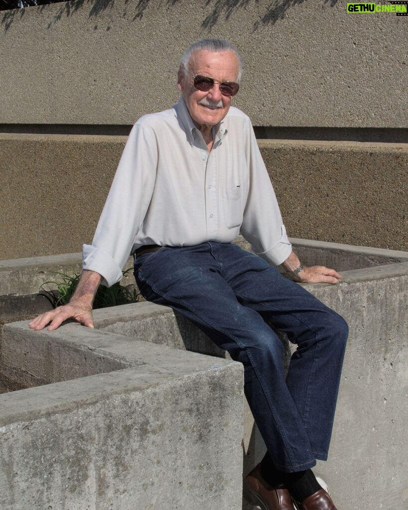 Stan Lee Instagram - Need something to make you smile today? We got you. Please enjoy this pleasantly posed photo of Smilin’ Stan sitting outside. 😊 #StanLee #tbt