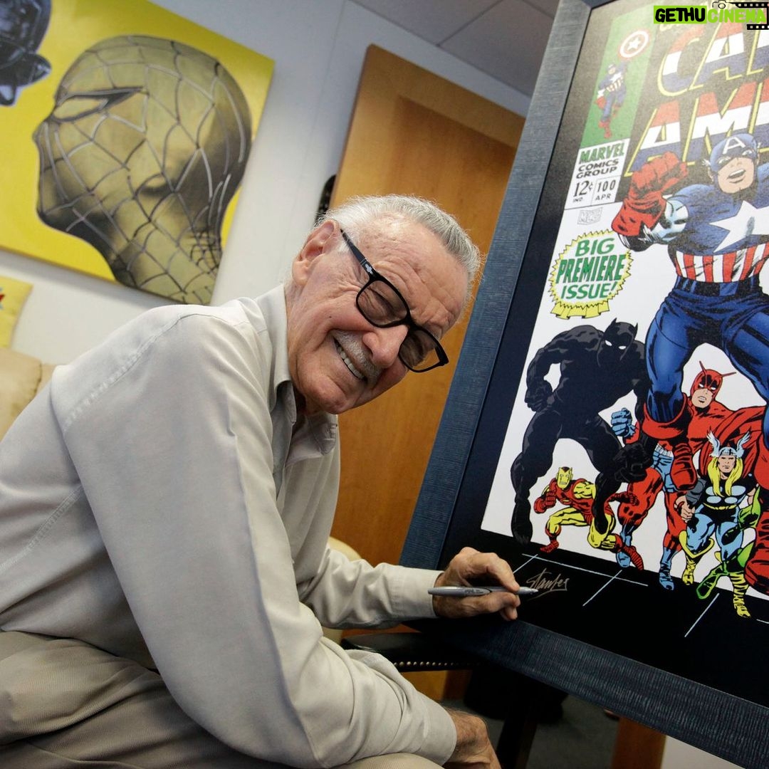 Stan Lee Instagram - Hands up if youβre a left hander! ππΎββοΈππ»ββοΈ Did you know Stan was one too? #StanLee #LeftHandersDay