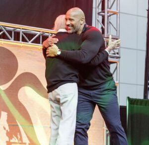 Stan Lee Instagram - A Sunday serving of heartwarming Stan snaps with @therock. 🥹
#StanLee #NationalHugDay