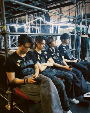 Stanley Yau Instagram - // 每日彩蛋出場前，累透的我們😂😂
Day 9 Good show!!!
繼續努力💪🏻💪🏻
#mirrorweare #mirrorfeelthepassionconcerttour2024