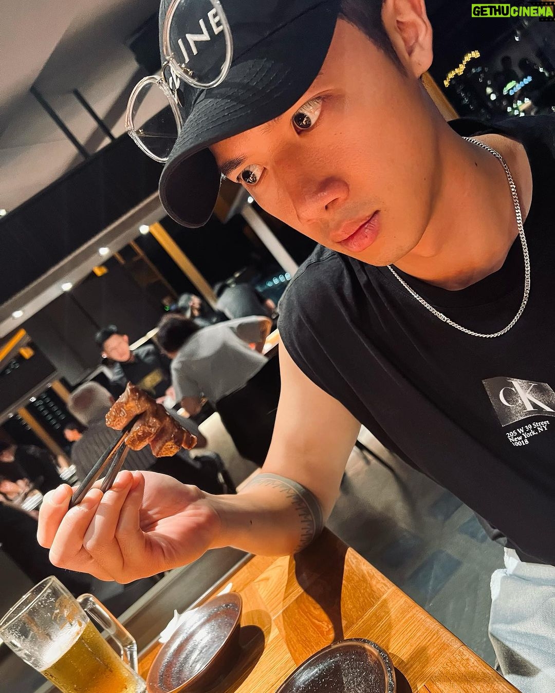 Stanley Yau Instagram - // 今天放假一天! 看了展覽,吃了燒肉! #送啦 ! 但生眼挑針🤦🏻♂️ 明天繼續努力工作囉! #mirrorweare