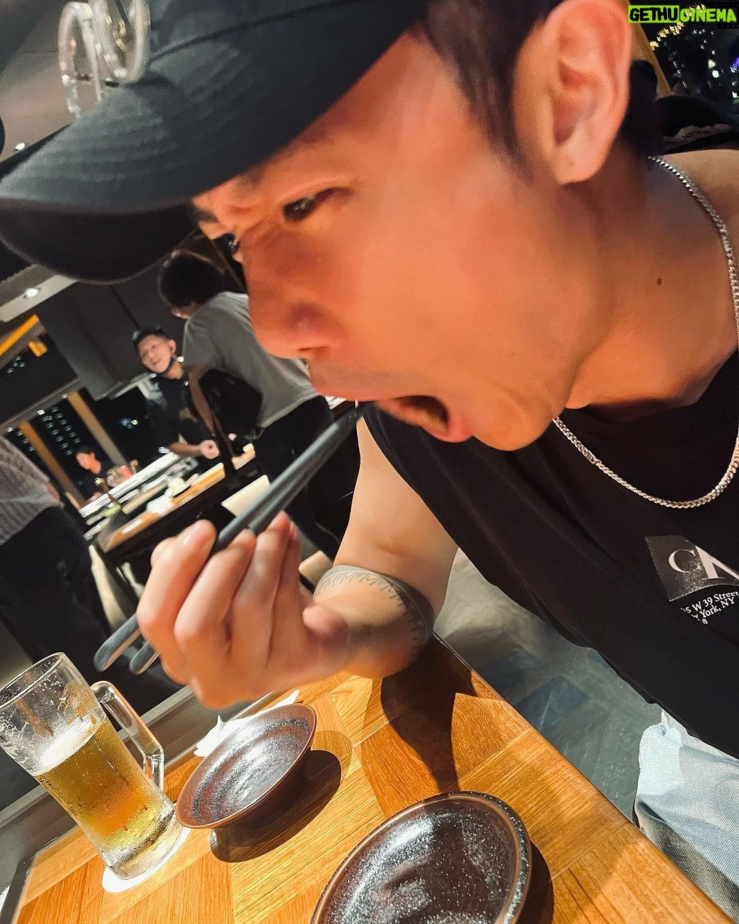 Stanley Yau Instagram - // 今天放假一天! 看了展覽,吃了燒肉! #送啦 ! 但生眼挑針🤦🏻♂️ 明天繼續努力工作囉! #mirrorweare