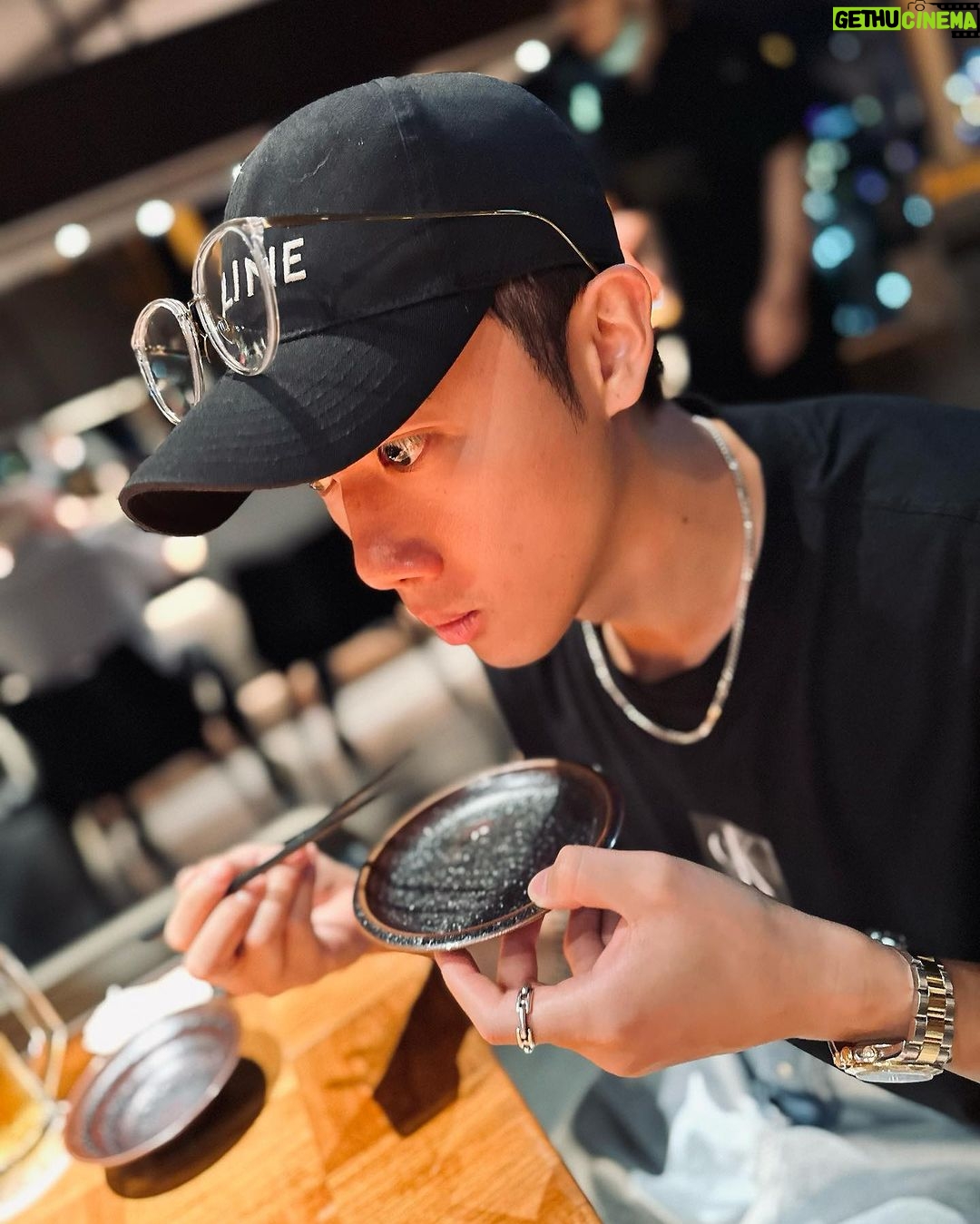 Stanley Yau Instagram - // 今天放假一天! 看了展覽,吃了燒肉! #送啦 ! 但生眼挑針🤦🏻♂️ 明天繼續努力工作囉! #mirrorweare