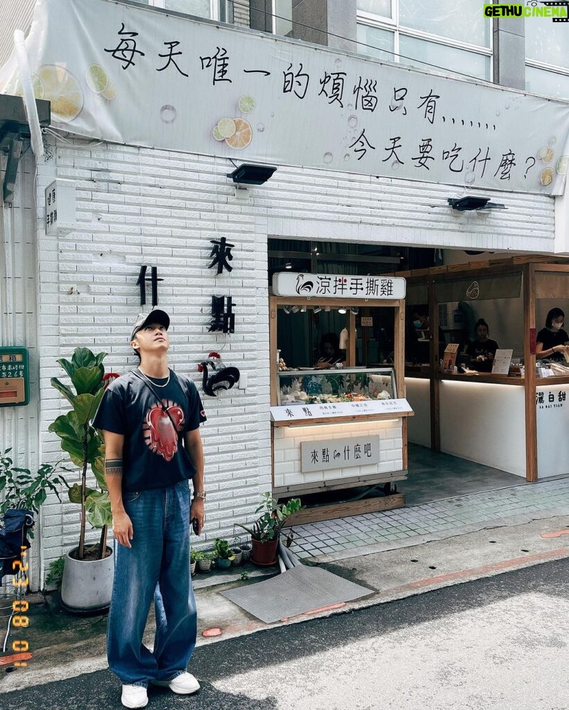 Stanley Yau Instagram - // 其實呢個真喺我嘅煩惱! 因為台灣太多好食嘅嘢，劇組便當又有好多選擇! 我每日都諗今日食咩好😂 大家又有無餐廳推介呢？ #mirrorweare