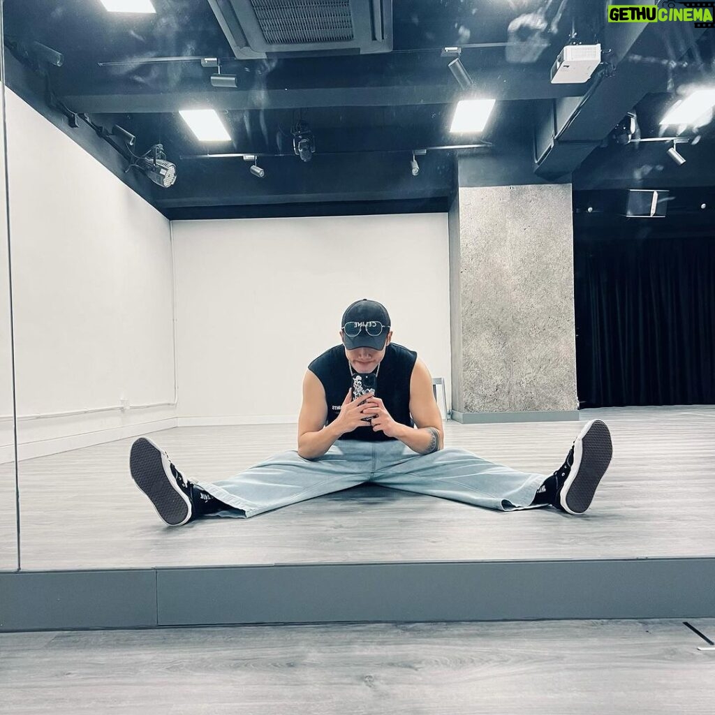 Stanley Yau Instagram - // 每天跑步，健身，唱歌，排練! 同埋…偷時間睇吓戲😂 好多想法想係台上分享給大家💪🏻 #mirrorweare #加油努力跳舞要用力