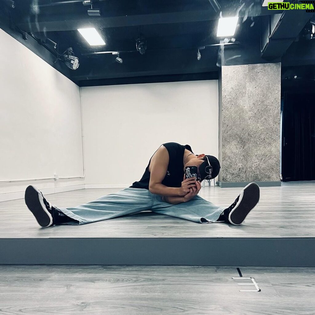 Stanley Yau Instagram - // 每天跑步，健身，唱歌，排練! 同埋…偷時間睇吓戲😂 好多想法想係台上分享給大家💪🏻 #mirrorweare #加油努力跳舞要用力