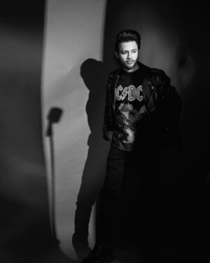 Stebin Ben Instagram - Nothing can dim the light which shines from within 🌟
.
.
.

भीतर से चमकने वाले प्रकाश को कोई भी मंद नहीं कर सकता 🌟