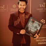 Stebin Ben Instagram – ‘Best Live Entertainers for Weddings 2021’ Platinum! Finally Ahhhhh ❤️
Thank you @weddingsutra for finding me worthy of this award ! 

This one is special and goes to all my Wedding and Live Industry friends, organisers and my Band ! 

Waited to have this one in my hand for a very long time ! Thank you @wsengage @brijdubai and everyone for always supporting. You all know how special this one is for me !

Styling : @tiara_gal @akansha.27 
Outfit : @rechannel_fashions 

#weddingsutrainfluencerawards2021 #wsia2021 Taj Lands End, Mumbai
