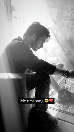 Stebin Ben Instagram - This song will always be the most special song of my career .. ❤️ :,)

#rulakegayaishq #stebinben